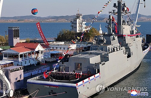 북한 김정은 국무위원장이 참석한 가운데 5000t급 신형다목적구축함 '최현호' 진수식이 지난 25일 남포조선소에서 진행됐다고 조선중앙통신이 지난 4월 26일 보도했다. [평양 조선중앙통신=연합뉴스]